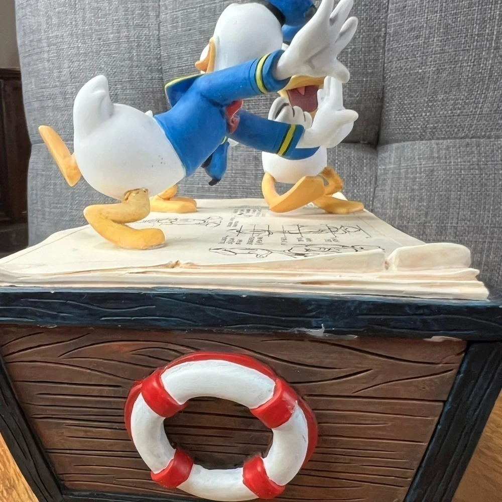 T20. Donald Duck Figure Character Study Watch Collection Made of Ceramic